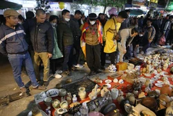 Tấp nập phiên chợ "cả năm chỉ họp một lần" tại Nam Định