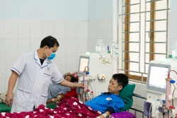 Những bệnh nhân điều trị chạy thận tại Bệnh viện Đa khoa khu vực Bắc Quang được giảm tải áp lực kinh tế nhờ các chính sách hỗ trợ bảo hiểm y tế. Ảnh: Nam Thái - TTXVN