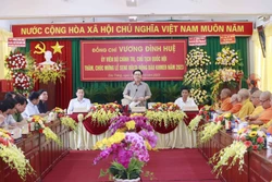 Chủ tịch Quốc hội Vương Đình Huệ thăm, chúc mừng Hội Đoàn kết sư sãi yêu nước tỉnh Sóc Trăng nhân Lễ Sene Dolta