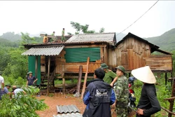 Ảnh hưởng của bão số 5: Quảng Bình phân bổ khẩn cấp gạo hỗ trợ đồng bào dân tộc thiểu số bị cô lập do mưa lũ
