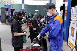 Giá xăng, dầu giảm hơn 400 đồng/lít