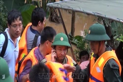 Hình ảnh Thiếu tướng Nguyễn Văn Man (người nghe điện thoại, đứng thứ hai từ phải qua) đội mưa, lội nước, trực tiếp có mặt tại hiện trường chỉ huy công tác ứng cứu trong thiên tai bão lũ để lại nhiều xúc động, khâm phục và tự hào trong ký ức mỗi cán bộ, ch