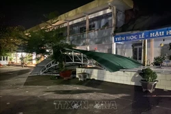 Tâm của lốc xoáy quét qua địa bàn xã Lộc Thành, huyện Bảo Lâm đã làm 2 phòng học tại Trường Tiểu học Nguyễn Khuyến bị tốc mái, trong đó có 1 phòng học bị tốc mái hoàn toàn. Ảnh: TTXVN
