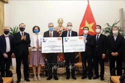 Tiếp nhận 1,5 triệu liều vaccine phòng COVID-19 từ Pháp và Italy