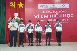 Trao 570 suất học bổng “Vì em hiếu học” tại tỉnh Kon Tum