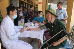 Khám chữa bệnh miễn phí cho các thương, bệnh binh, gia đình chính sách, thân nhân gia đình liệt sỹ trên địa bàn tỉnh. Ảnh: Danh Lam –TTXVN