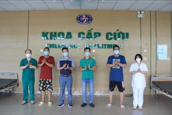 Các bệnh nhân COVID-19 được công bố khỏi bệnh, sáng 31/7/2020. Ảnh: TTXVN phát