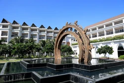 “Vòng lửa Shiva”, nét đặc trưng văn hóa Chăm, đặt ở trung tâm khu nghỉ dưỡng Mũi Né Bay (Bình Thuận). Ảnh: Hồng Đạt - TTXVN
