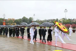 Lãnh đạo Đảng, Nhà nước vào Lăng viếng Chủ tịch Hồ Chí Minh. Ảnh: Doãn Tấn - TTXVN