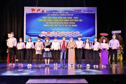 Trao học bổng cho sinh viên là người dân tộc thiểu số. Ảnh: Hồng Giang - TTVXN