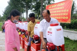 Hỗ trợ dụng cụ chuyển đổi ngành nghề cho đồng bào Khmer