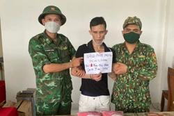 Đối tượng Đặng Phước Phong và tang vật đang bị lực lượng chức năng bắt giữ. Ảnh: baoquangtri.vn