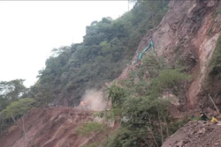 Điện Biên: Quốc lộ 4H thông tuyến trở lại sau nhiều giờ tê liệt vì sự cố sạt lở