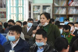 Cử tri huyện Chi Lăng phát biểu ý kiến tại buổi tiếp xúc. Ảnh: Thái Thuần – TTXVN
