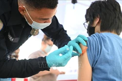 Người từng mắc COVID-19 có nguy cơ tái nhiễm cao gấp 5 lần nếu không tiêm vaccine