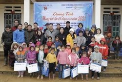 Trao quà cho các em học sinh Tiểu học Nậm Chày, huyện Văn Bàn. Ảnh: Trần Việt - TTXVN