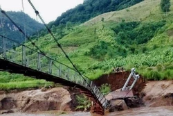 Cầu treo dân sinh tại bản Mệt Sai, xã Sặp Vạt, huyện Yên Châu, tỉnh Sơn La bị sập trụ cầu. Ảnh: TTXVN