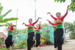 Múa xòe của dân tộc Thái bừng nở trên vùng đất biên cương tỉnh Tây Ninh