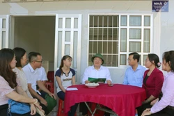 Đoàn khảo sát Ngân hàng Chính sách xã hội Việt Nam đi thực tế tại hộ vay vốn xây dựng nhà ở tại huyện Mỹ Tú. Ảnh: Tuấn Phi-TTXVN