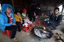 Người dân vùng cao tỉnh Điện Biên ứng phó với rét đậm, rét hại