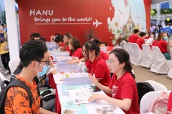 Thí sinh cần kiểm tra lại thông tin cá nhân trên cổng thông tin của Bộ GD&ĐT. Các thí sinh cũng cần xem lại thứ tự các nguyện vọng đã đăng ký, đăng ký nguyện vọng dự phòng và đăng ký đủ nguyện vọng đã trúng tuyển sớm. Ảnh: Thanh Tùng - TTXVN