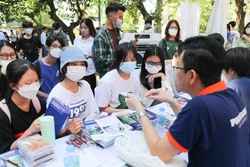 Nhiều thí sinh có tâm lý chờ đến cuối mới đăng ký xét tuyển, việc này tiềm ẩn nhiều nguy cơ về sai sót thông tin, không đăng ký thành công nguyện vọng gây ảnh hưởng việc xét tuyển, thậm chí là không được vào đại học. Ảnh: Thanh Tùng - TTXVN