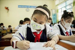 Học sinh Lớp 4/4, Trường Tiểu học Hồng Bàng ngày đầu tiên đến trường năm học 2021 - 2022. Ảnh: Hồng Đạt - TTXVN