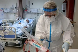 Điều trị cho bệnh nhân nhiễm COVID-19 tại bệnh viện ở Ashkelon, Israel. Ảnh: AFP/TTXVN