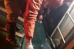 Công nhân kỹ thuật đang tiến hành lắp đặt tấm kính mới thay tấm kính bị nứt ngay trong đêm. Ảnh: TTXVN phát