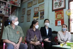 Ông Vũ Văn Nhận vui mừng khi căn nhà được sửa chữa kiên cố để cải thiện đời sống. Ảnh: Tuấn Anh – TTXVN