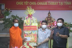 Chủ tịch Hội đồng Dân tộc Quốc hội Y Thanh Hà Niê Kđăm trao quà và chúc Tết tại chùa Monivongsa. Ảnh: Huỳnh Anh - TTXVN