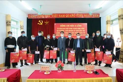 Đồng chí Hầu A Lềnh, Ủy viên Ban Chấp hành Trung ương Đảng, Bộ trưởng, Chủ nhiệm Ủy ban Dân tộc và Phó Chủ tịch UBND tỉnh Lai Châu Hà Trọng Hải tặng quà cho đồng bào dân tộc thiểu số tại xã Phúc Khoa và Mường Khoa, huyện Than Uyên. Ảnh: Đinh Thùy-TTXVN