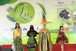 Trình diễn thời trang từ các loại lá cây. Ảnh: Ánh Tuyết – TTXVN