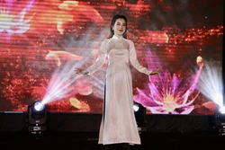 Tiểu thương chợ Đông Ba thướt tha trong tà áo dài tại đêm diễn. Ảnh: Mai Trang-TTXVN