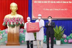 Chủ tịch Quốc hội Vương Đình Huệ tặng quà Tết cho cán bộ y tế, lực lượng tuyến đầu phòng, chống dịch COVID-19 tỉnh Cà Mau. Ảnh: Doãn Tấn – TTXVN