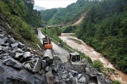 Yên Bái: Sạt lở gây ách tắc giao thông trên Quốc lộ 32