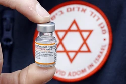 Vaccine phòng COVID-19 cho trẻ em của hãng dược Pfizer-BioNtech tại Ramat Gan, Israel. Ảnh: AFP/TTXVN