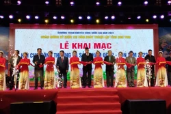 Các đại biểu cắt băng khai mạc Hội chợ Công Thương và sản phẩm OCOP Kon Tum năm 2022. Ảnh: Khoa Chương - TTXVN