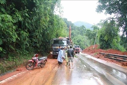 Đèo Bảo Lộc thông xe sau nhiều giờ ách tắc