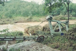 Lũ cuốn trôi hai cầu treo dân sinh ở Bình Phước
