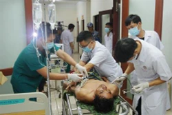 Huyện đảo Trường Sa tiếp nhận và cấp cứu 3 ngư dân bị thương vì nổ bình gas trên tàu
