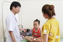 Đảm bảo vệ sinh cá nhân và sử dụng đồ bảo hộ khi tiếp xúc môi trường bùn, đất để phòng tránh bệnh Whitmore