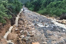 Nhiều nơi ở Khánh Hòa bị sạt lở, ngập lụt, cô lập do bão số 9