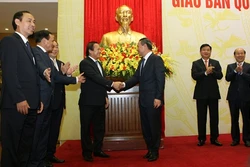 Bộ Thông tin và Truyền thông trao tặng Bộ Giao thông vận tải bức tượng đồng chân dung Bác Hồ và bộ tem mẫu mới về chủ quyền, hải đảo