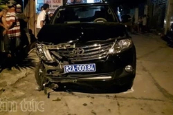 Lái xe biển xanh gây tai nạn liên hoàn rồi bỏ trốn
