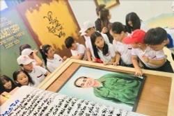 Quảng Bình tiếp nhận sách thư pháp lớn nhất thế giới “Đại tướng của Nhân dân Võ Nguyên Giáp - Những năm tháng cuộc đời”