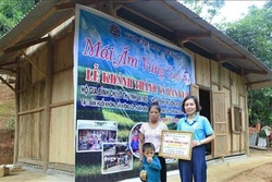 Trao nhà “Mái ấm vùng cao” tặng hộ nghèo xã biên giới ở Điện Biên