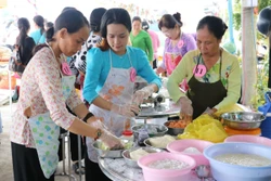Một đội dự thi làm bánh dân gian tại lễ hội. Ảnh: Hữu Chí - TTXVN