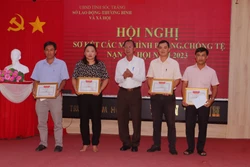 Lãnh đạo Sở Lao động Thương binh và Xã hội tỉnh tặng giấy khen cho các cá nhân có thành tích xuất sắc trong phòng chống tệ nạn xã hội. Ảnh: Tuấn Phi - TTXVN