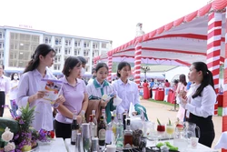 Các em học sinh Yên Bái được tư vấn, định hướng nghề nghiệp tại Ngày hội việc làm. Ảnh: Việt Dũng - TTXVN